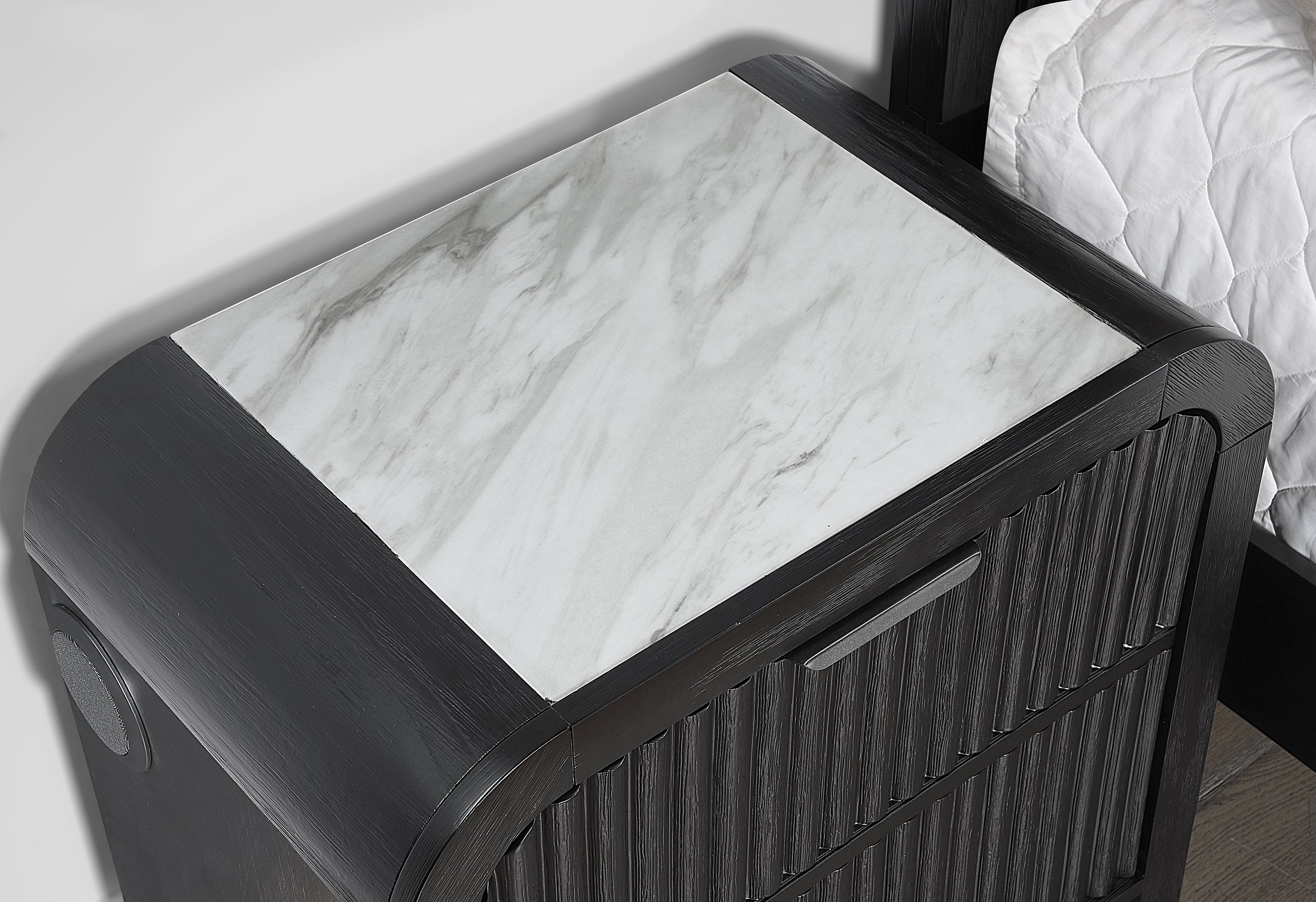 BECKETT WHITE/BLACK QUEEN BED GROUP WITH COOLER & SPEAKER