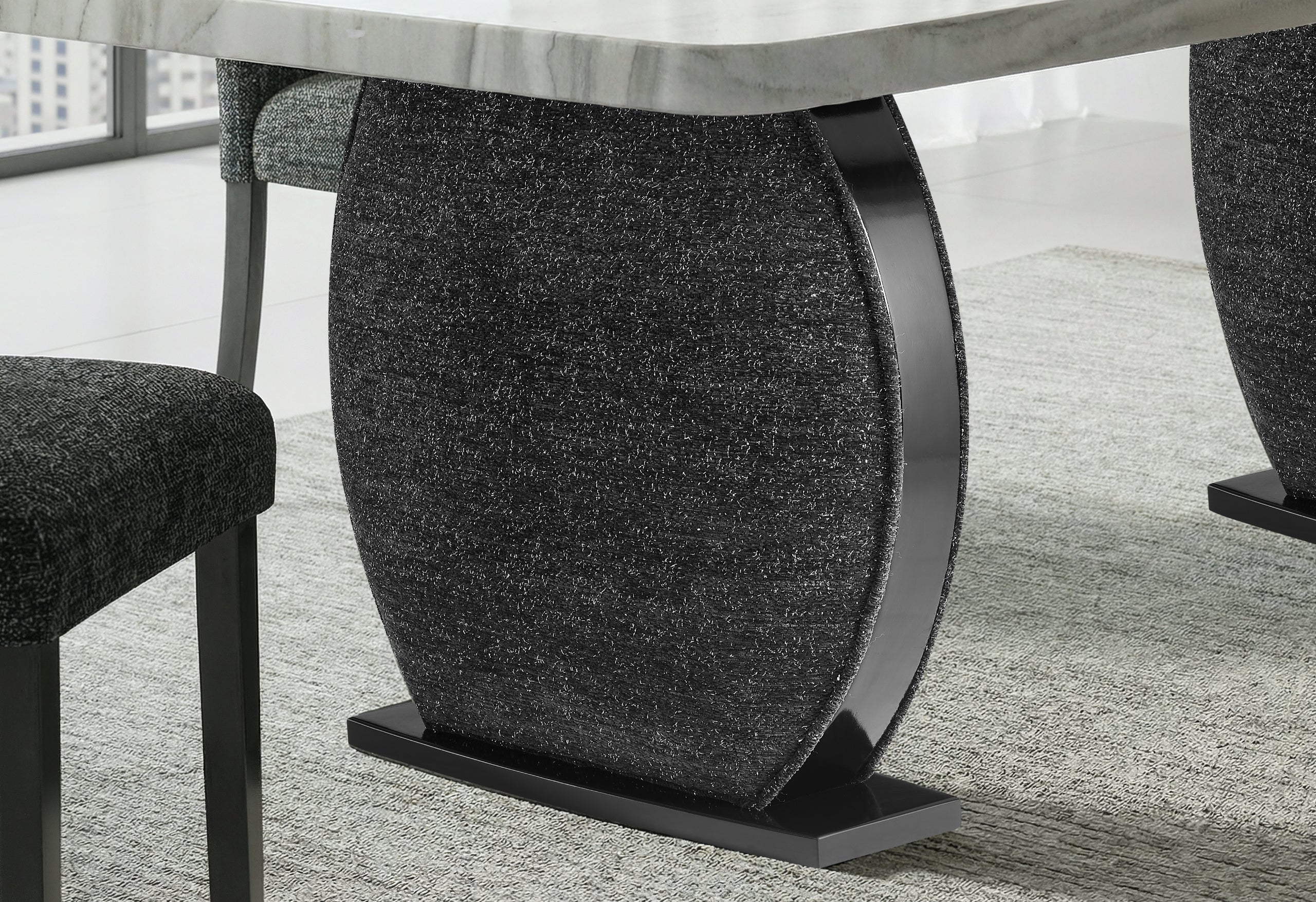 D2502 DINING TABLE AND 4 DINING CHAIRS
