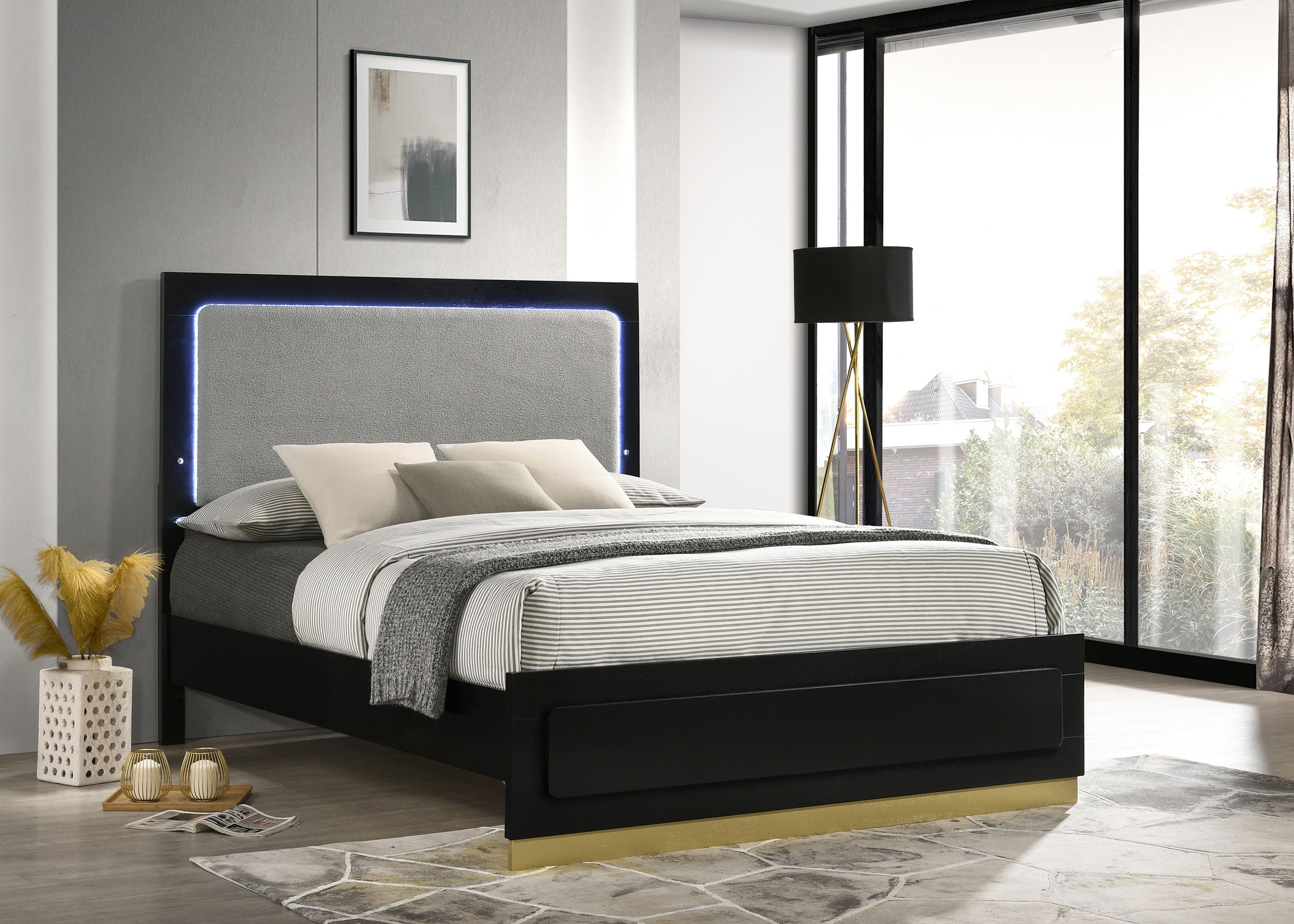 Caraway California King, E.King, & Queen Bed Black & White