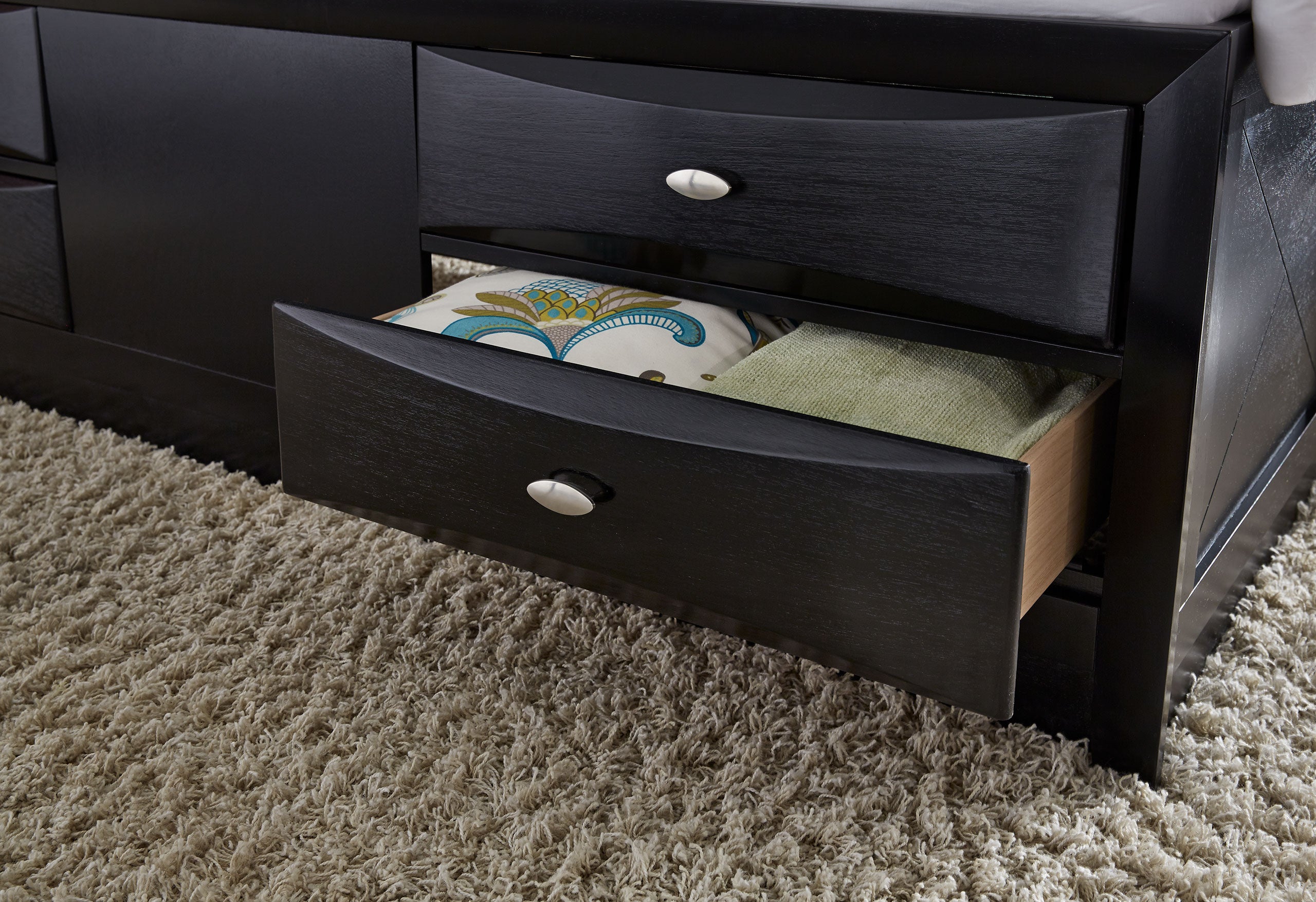 LINDA BLACK QUEEN BED GROUP